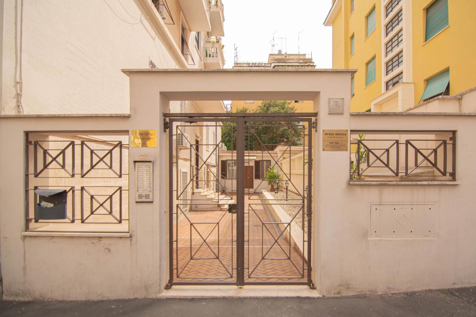 Domus Eroi Apartment Rome Bagian luar foto